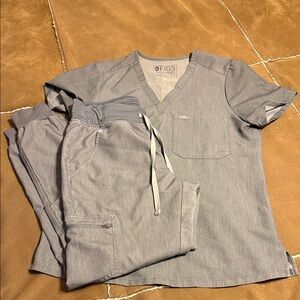 Figs Light Gray women’s scrub set size small